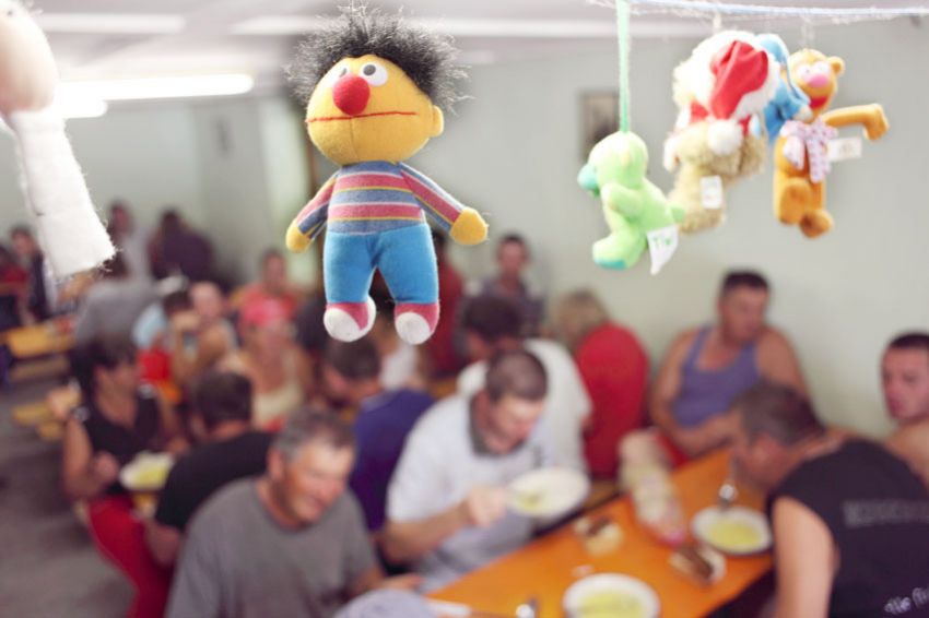 alex fischer, fotograf, darmstadt, 2010, darmstadt dieburg, spargel, ernte, ernten, spargelstecher, rum�nien, serbien, kroatien, arbeitsmigration, massenunterkunft, bauernhof