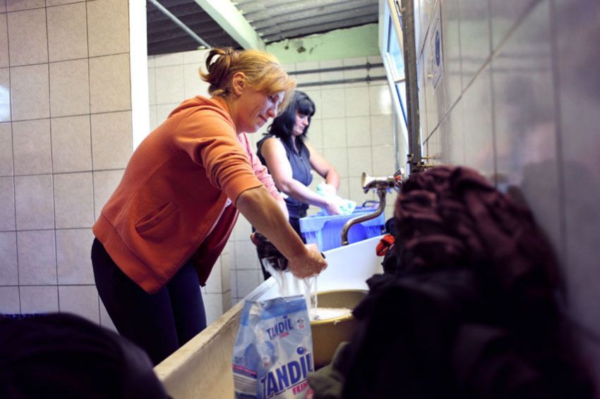 alex fischer, fotograf, darmstadt, 2010, darmstadt dieburg, spargel, ernte, ernten, spargelstecher, rum�nien, serbien, kroatien, arbeitsmigration, massenunterkunft, bauernhof