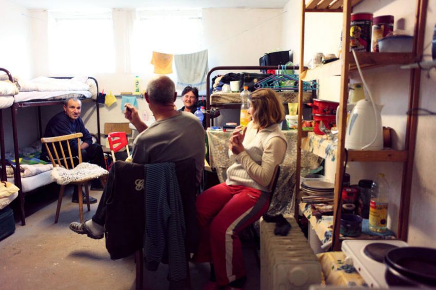 alex fischer, fotograf, darmstadt, 2010, darmstadt dieburg, spargel, ernte, ernten, spargelstecher, rum�nien, serbien, kroatien, arbeitsmigration, massenunterkunft, bauernhof