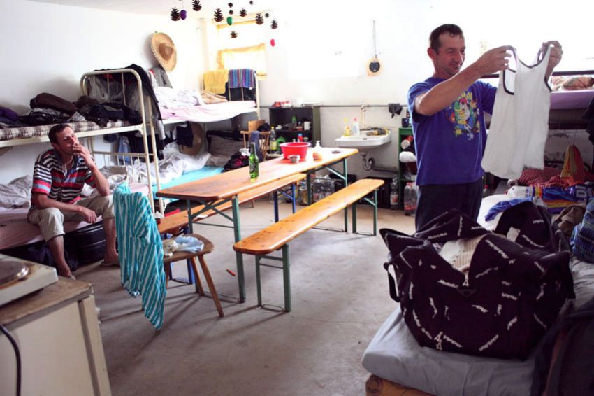 alex fischer, fotograf, darmstadt, 2010, darmstadt dieburg, spargel, ernte, ernten, spargelstecher, rum�nien, serbien, kroatien, arbeitsmigration, massenunterkunft, bauernhof